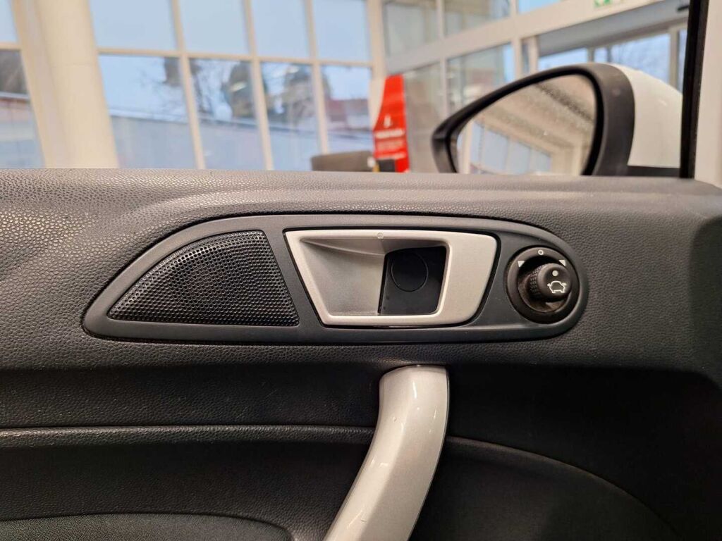 Ford Fiesta 2011 Valkoinen