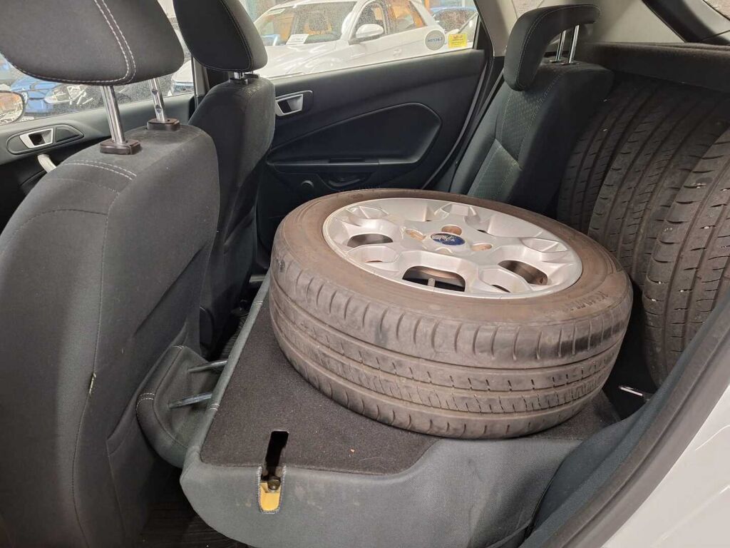 Ford Fiesta 2011 Valkoinen