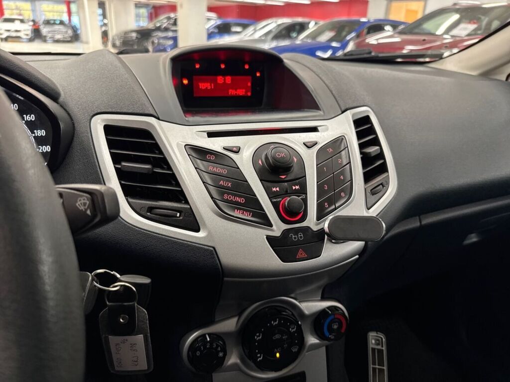 Ford Fiesta 2011 Punainen