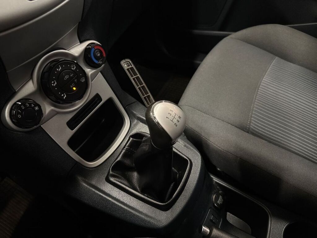 Ford Fiesta 2011 Punainen