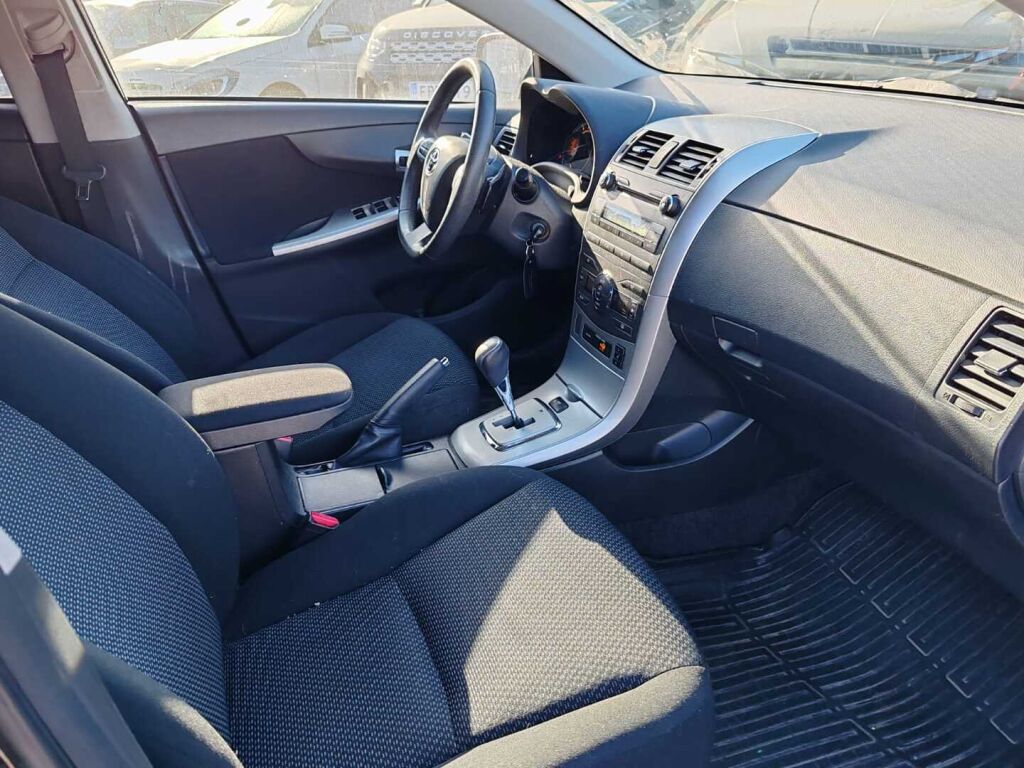 Toyota Corolla 2012 Musta