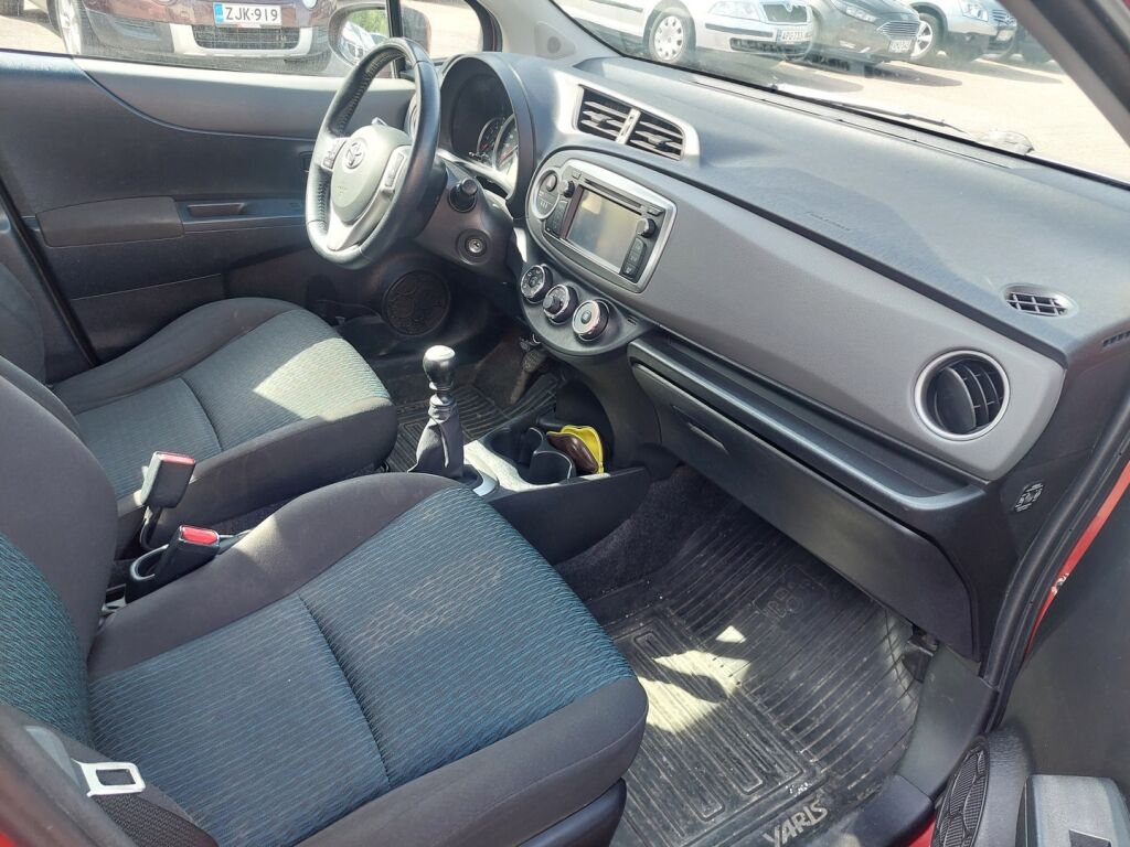 Toyota Yaris 2012 Punainen