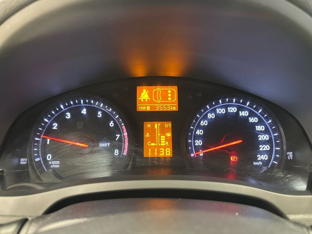 Toyota Avensis 2012 Punainen