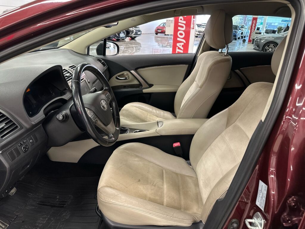 Toyota Avensis 2012 Punainen