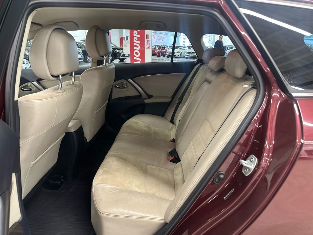 Toyota Avensis 2012 Punainen