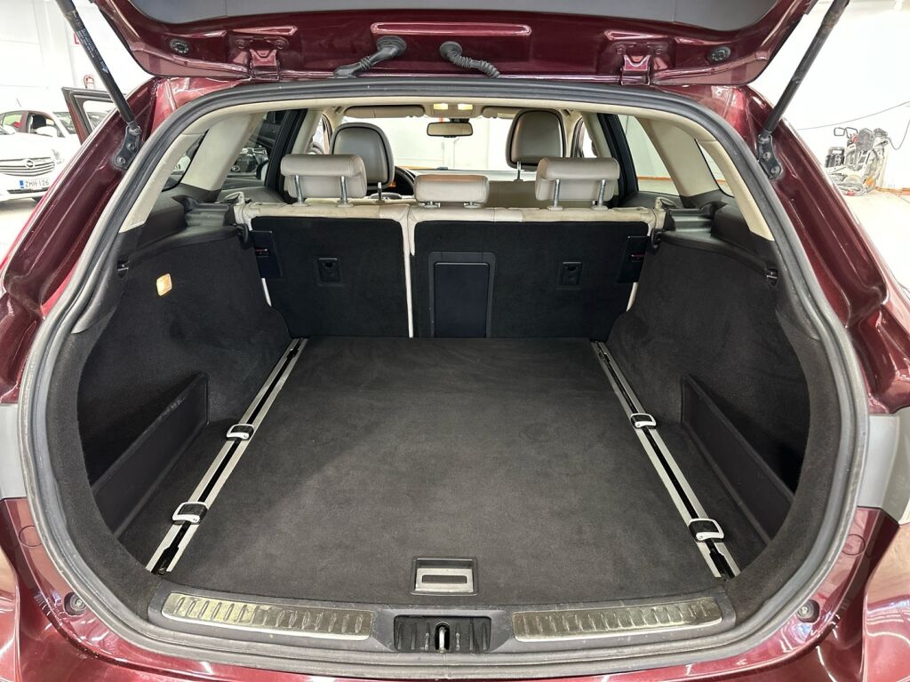 Toyota Avensis 2012 Punainen