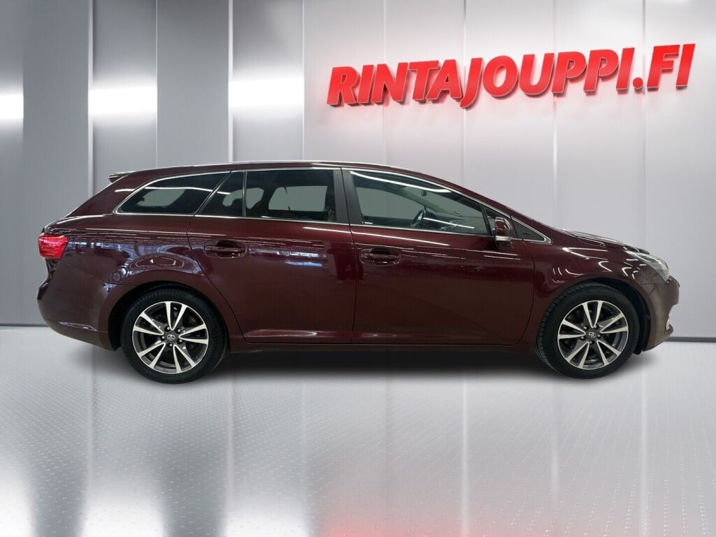 Toyota Avensis 2012 Punainen