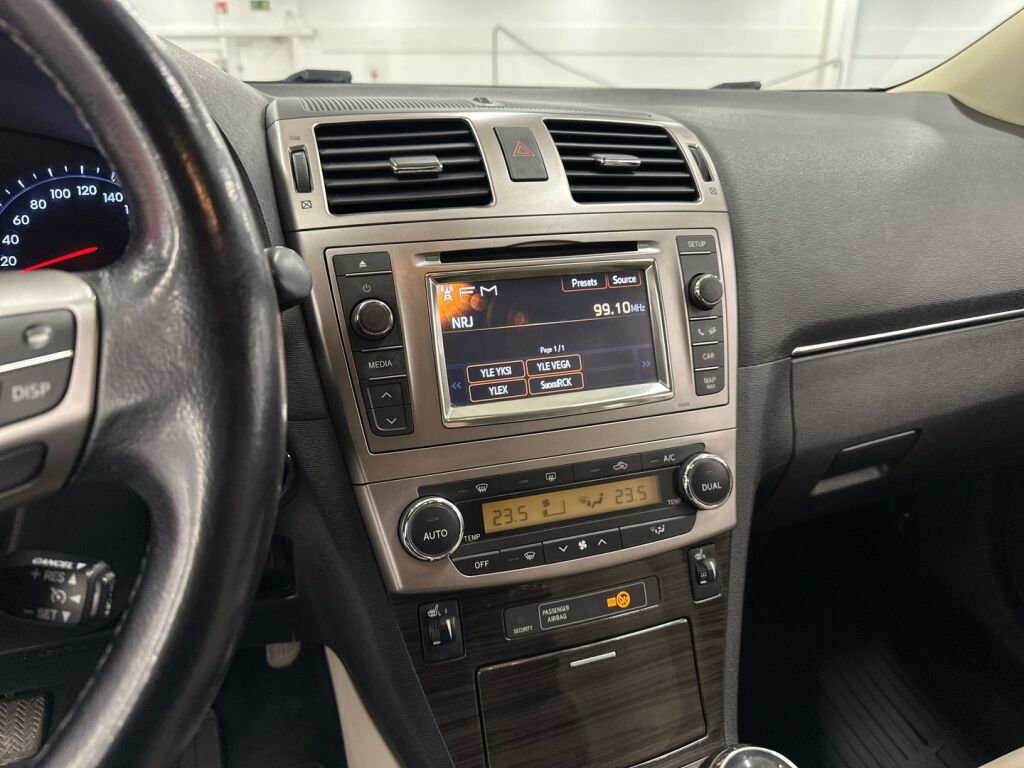 Toyota Avensis 2012 Punainen
