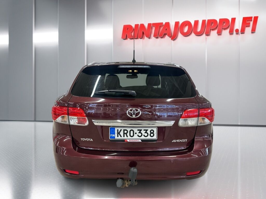 Toyota Avensis 2012 Punainen