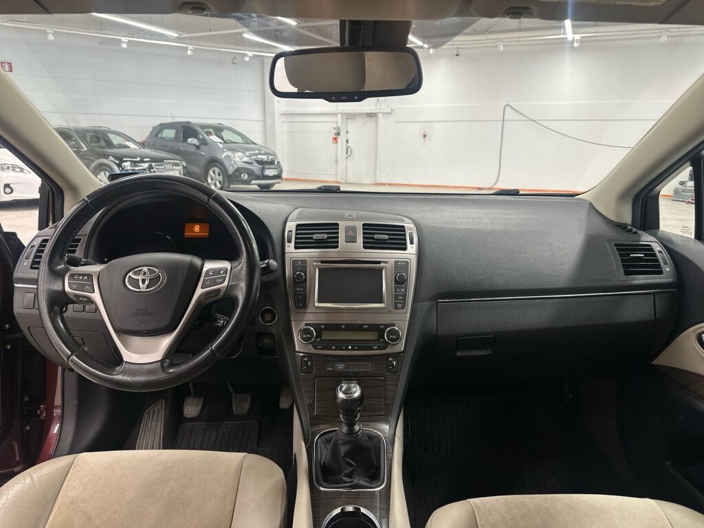 Toyota Avensis 2012 Punainen
