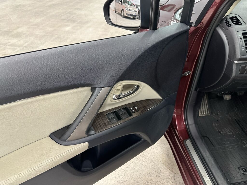 Toyota Avensis 2012 Punainen