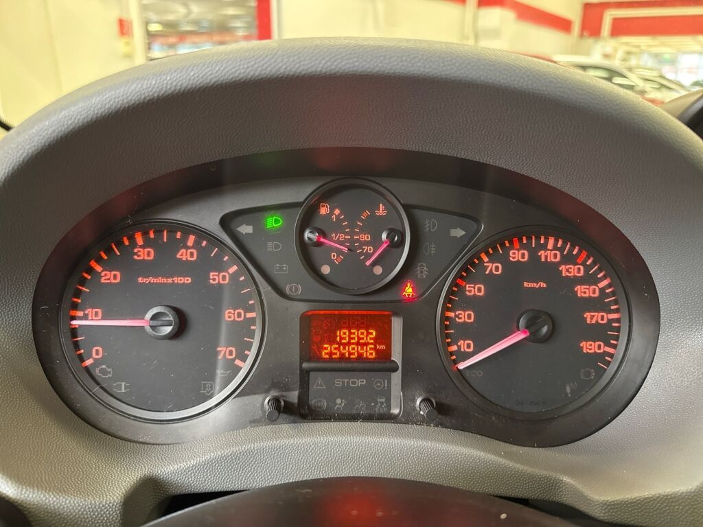 Peugeot Expert 2012 Punainen