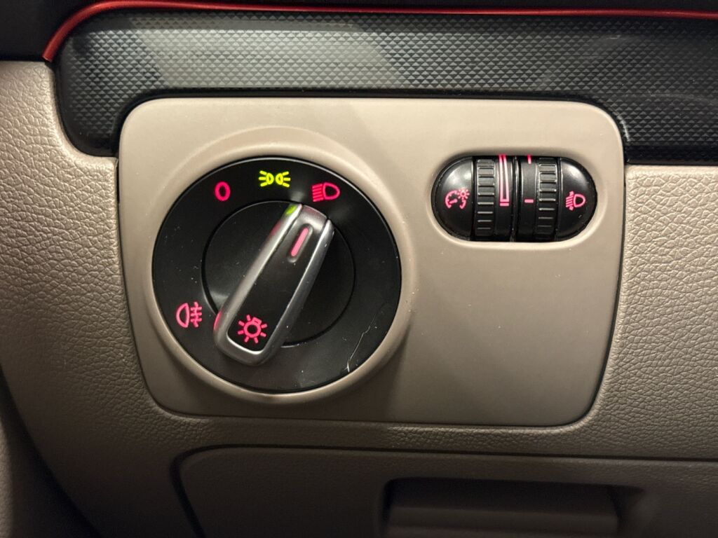 Volkswagen Golf 2012 Musta