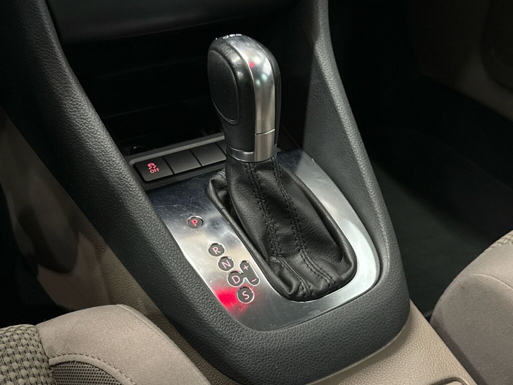 Volkswagen Golf 2012 Musta