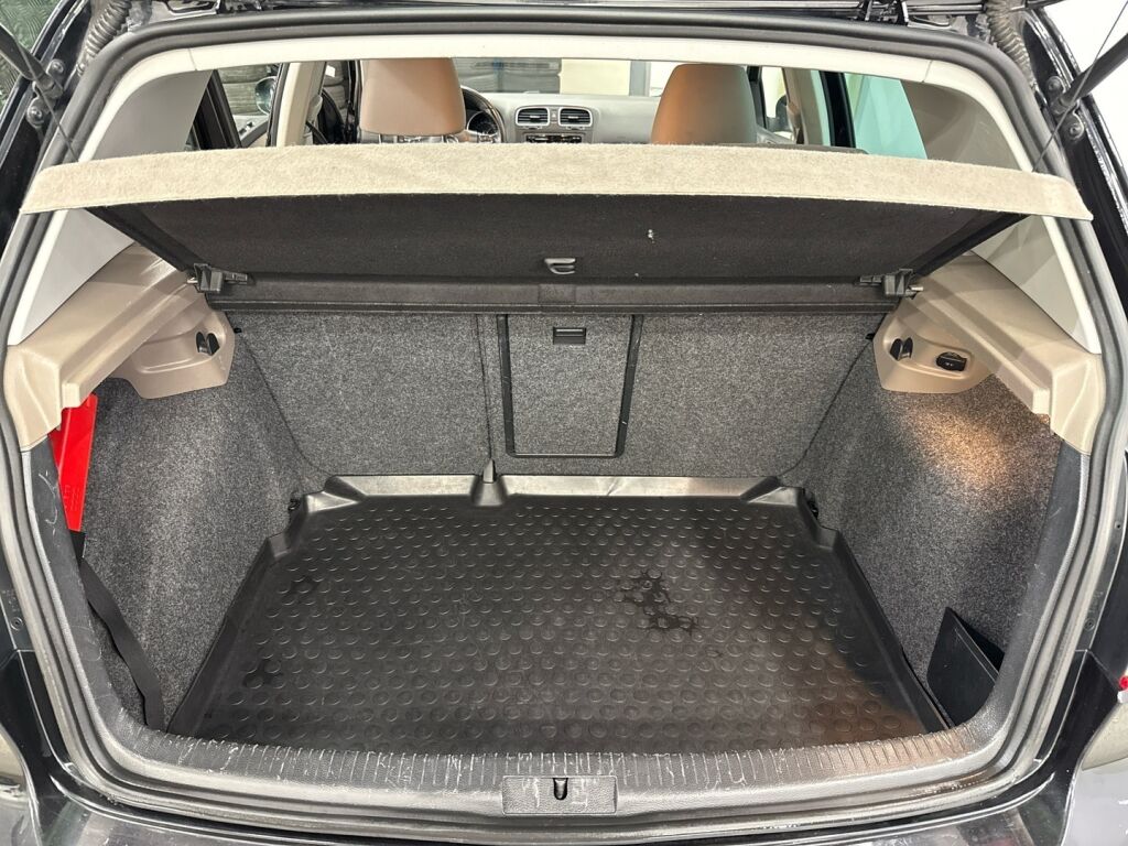 Volkswagen Golf 2012 Musta