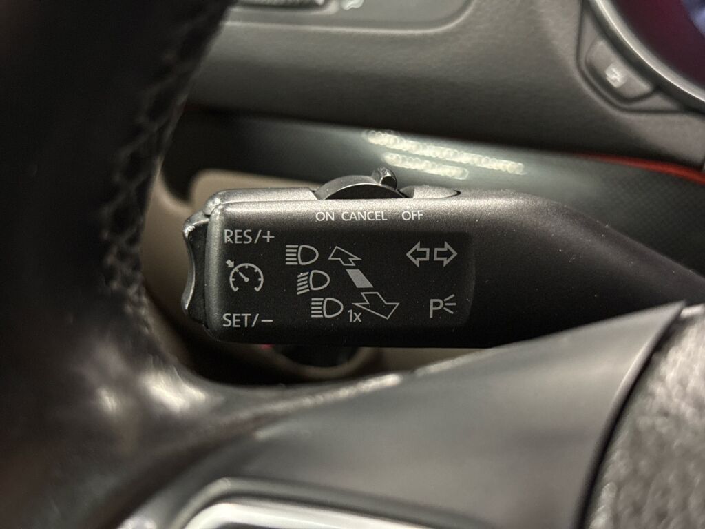 Volkswagen Golf 2012 Musta