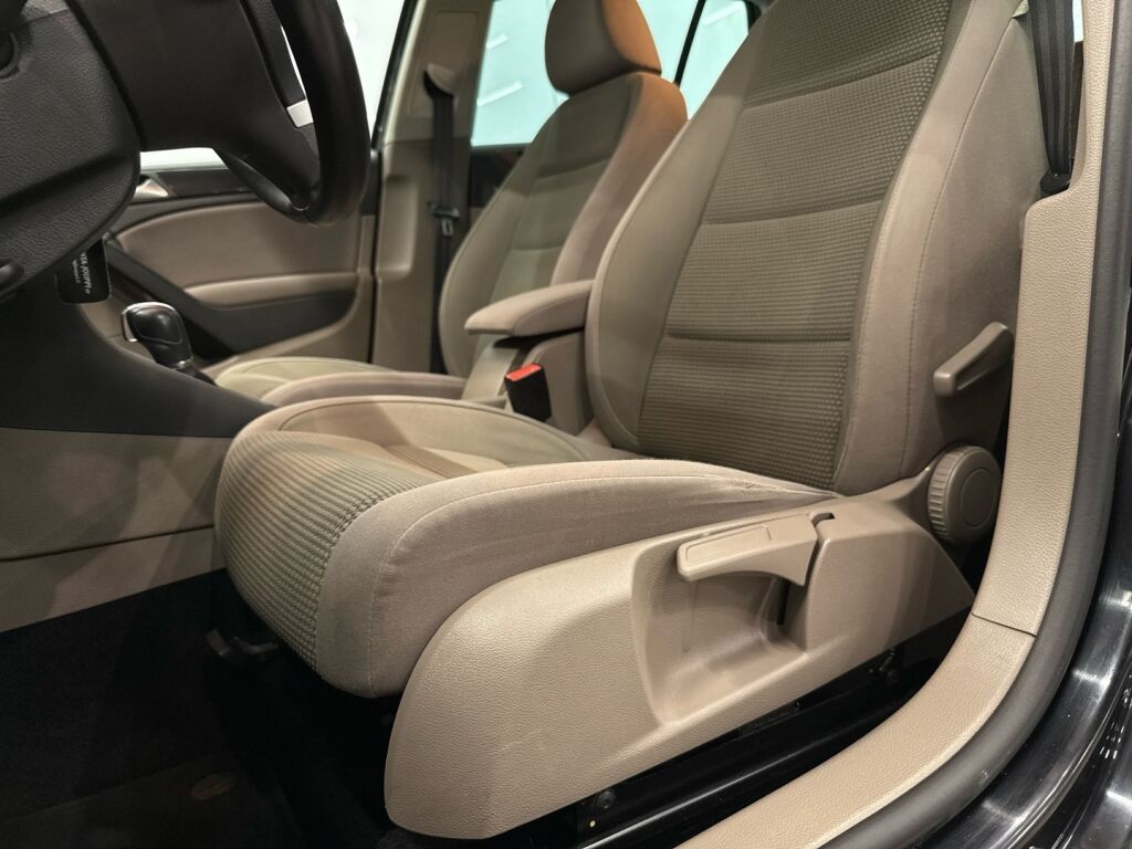 Volkswagen Golf 2012 Musta