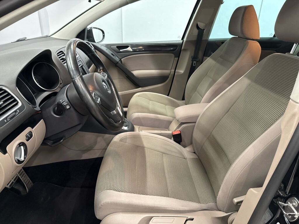 Volkswagen Golf 2012 Musta