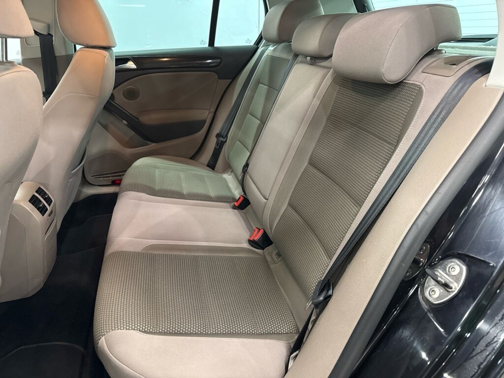 Volkswagen Golf 2012 Musta