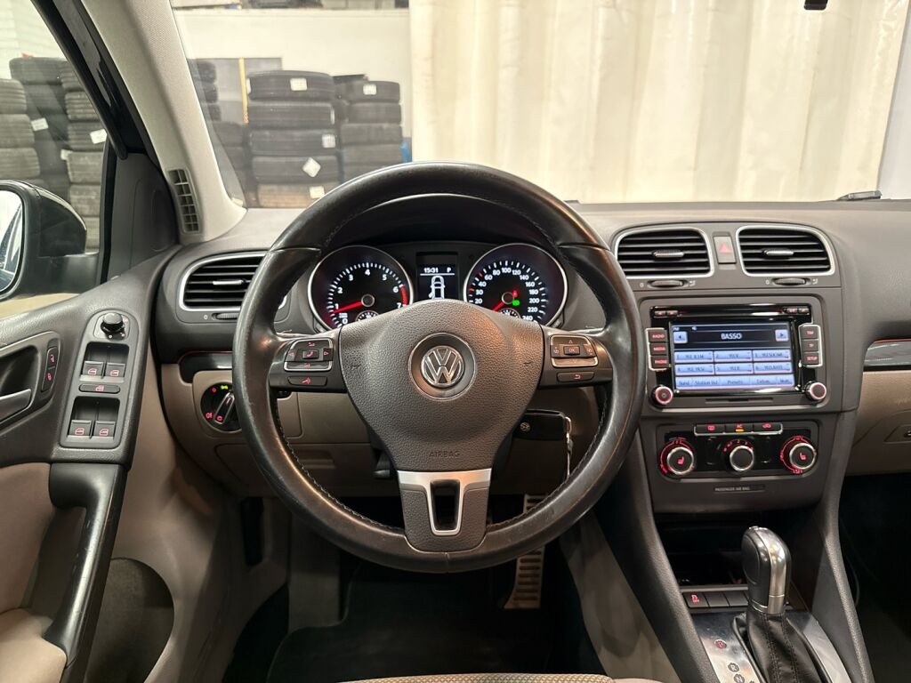 Volkswagen Golf 2012 Musta