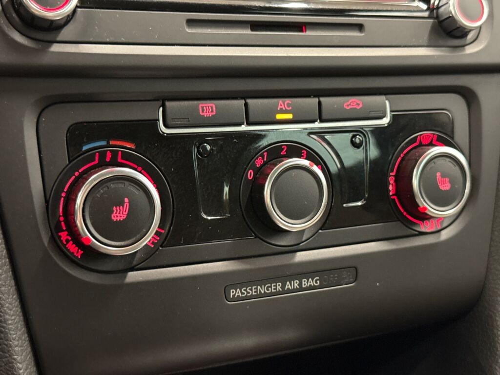 Volkswagen Golf 2012 Musta