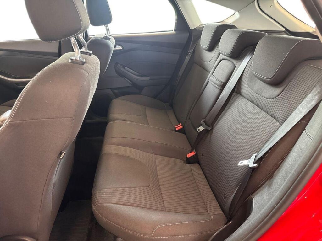 Ford Focus 2012 Punainen