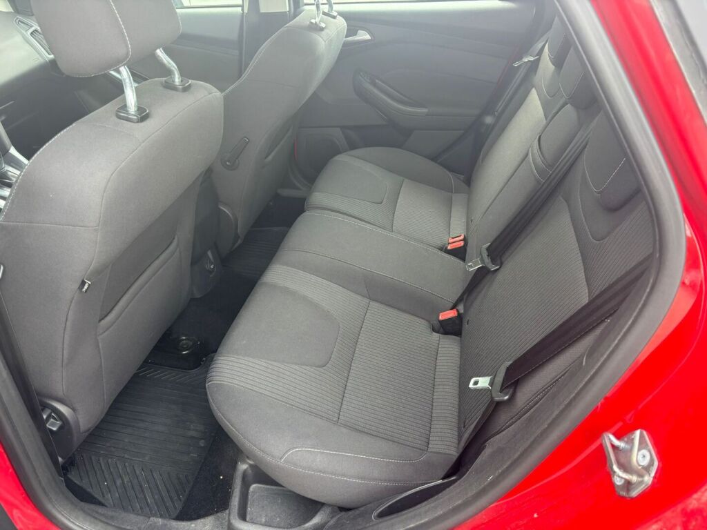 Ford Focus 2012 Punainen