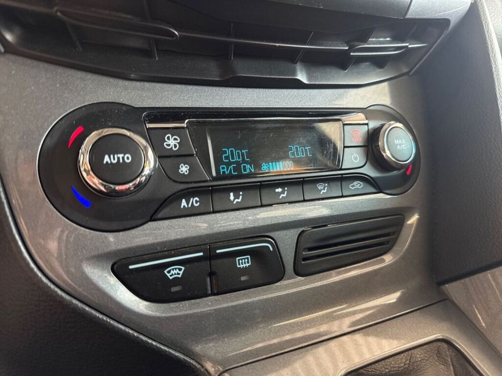 Ford Focus 2012 Punainen