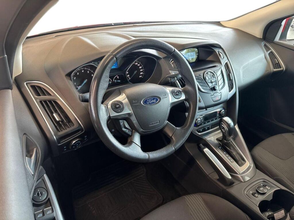 Ford Focus 2012 Punainen