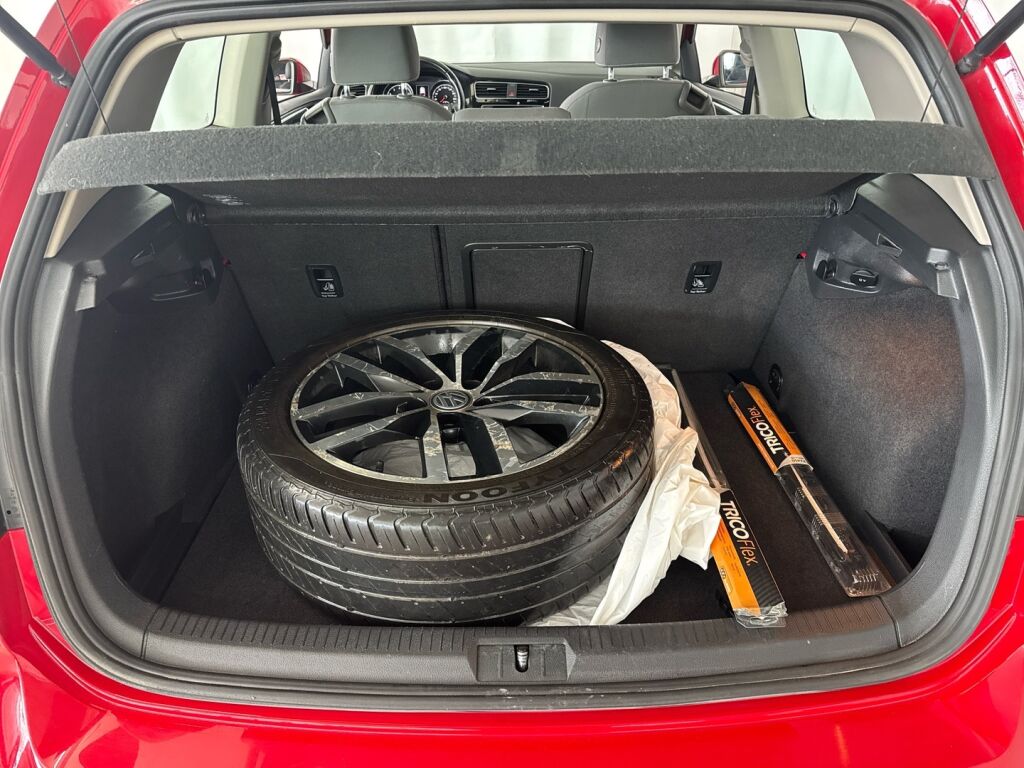 Volkswagen Golf 2013 Punainen