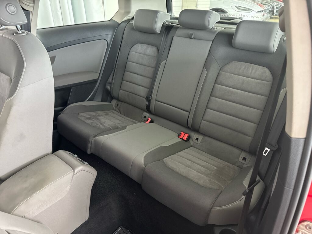 Volkswagen Golf 2013 Punainen