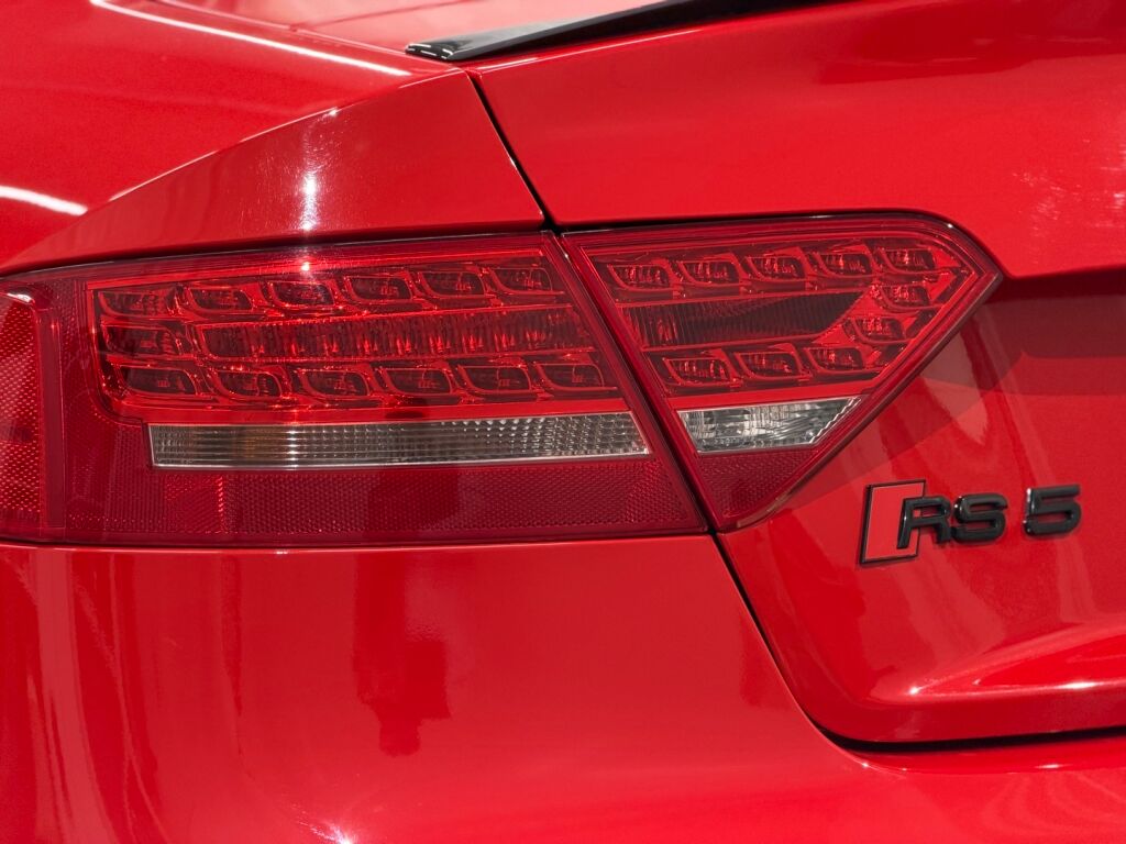 Audi RS 5 2010 Punainen