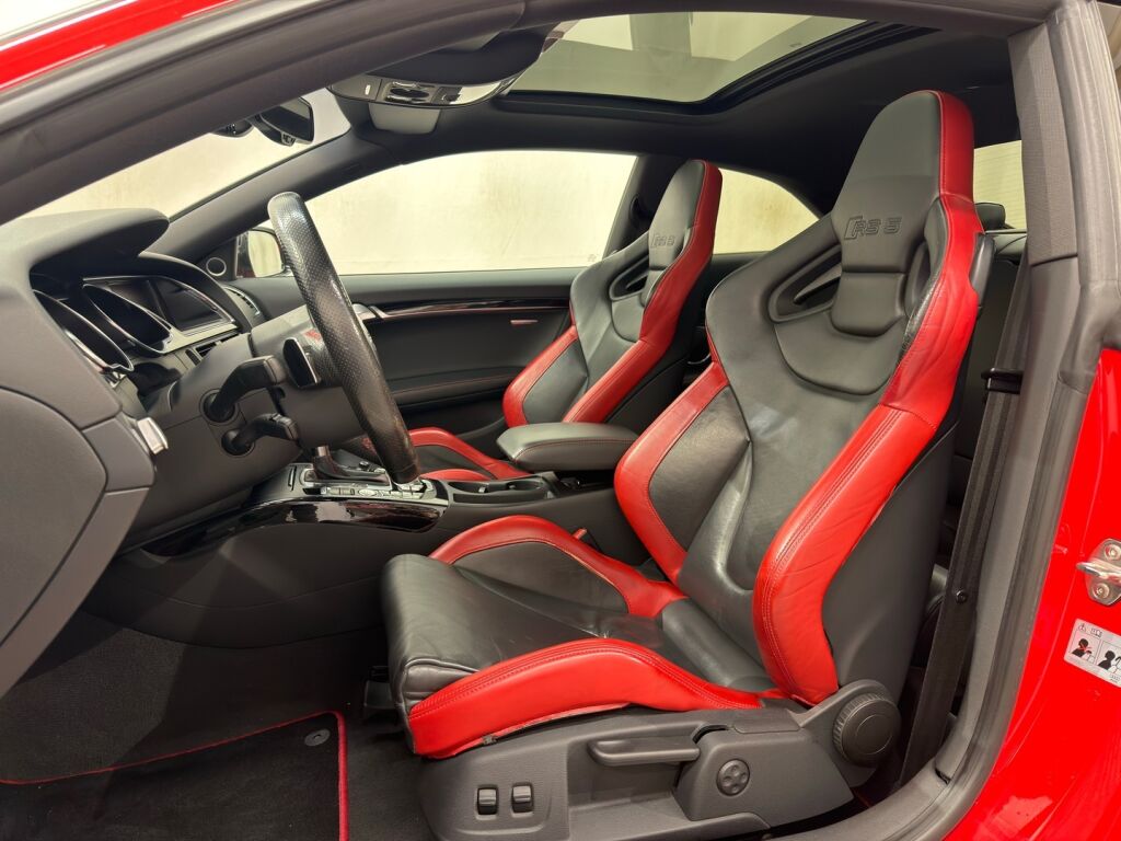 Audi RS 5 2010 Punainen