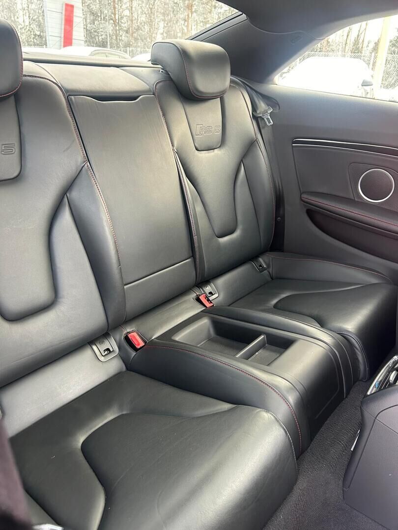 Audi RS 5 2010 Punainen