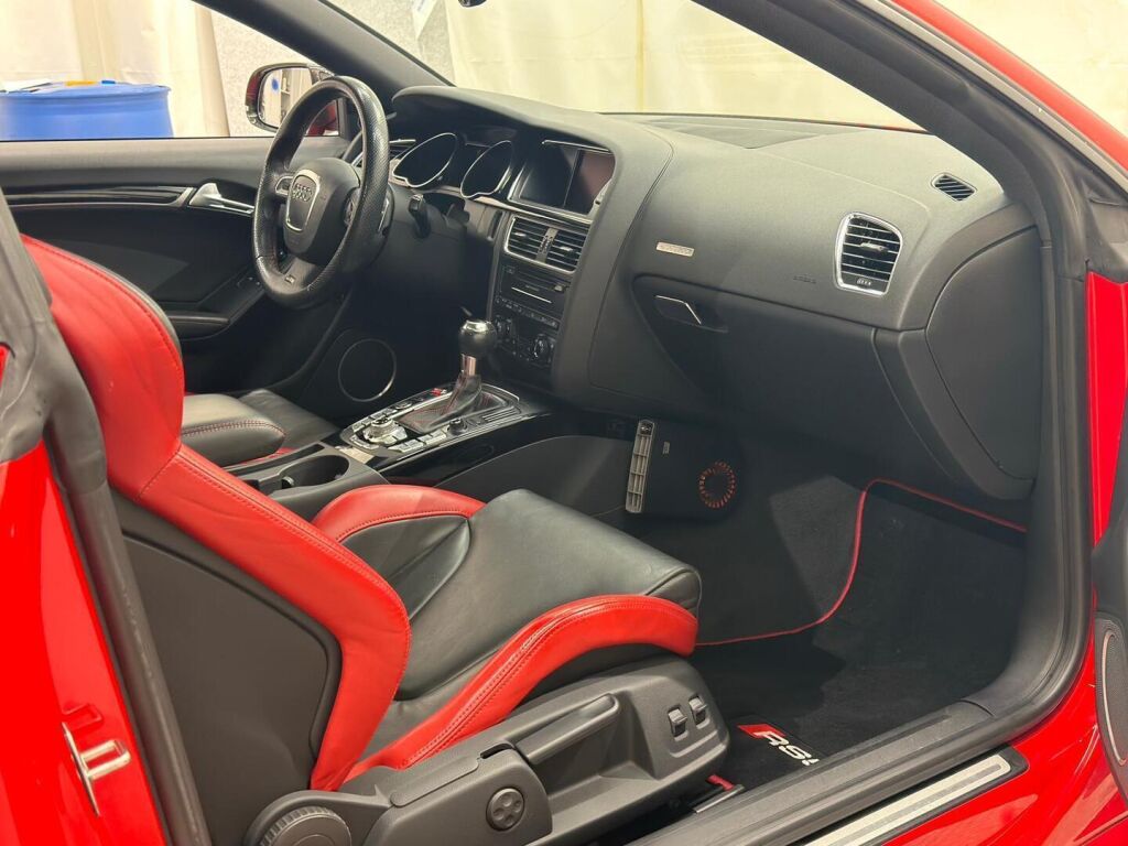 Audi RS 5 2010 Punainen