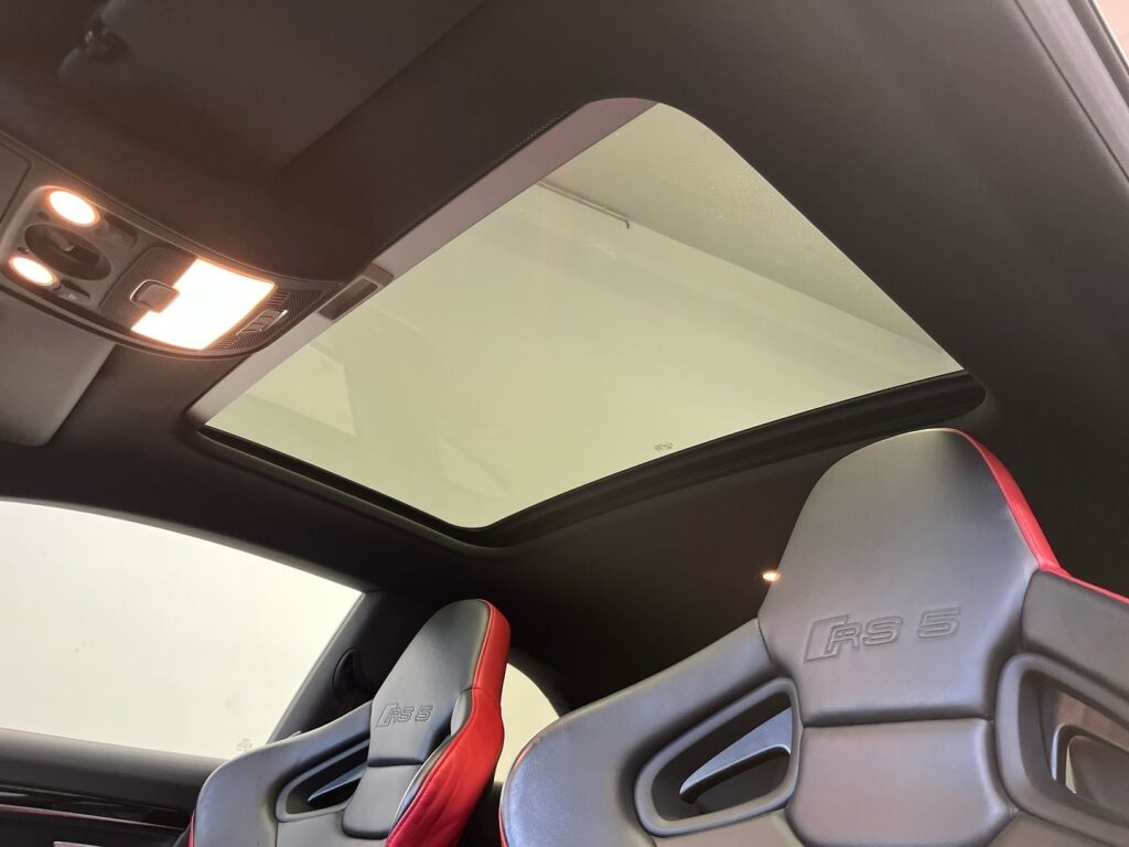 Audi RS 5 2010 Punainen