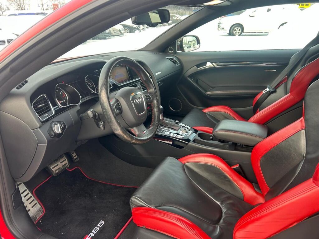 Audi RS 5 2010 Punainen