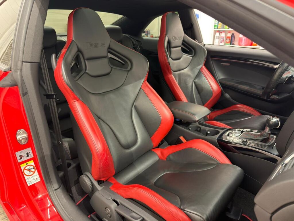 Audi RS 5 2010 Punainen