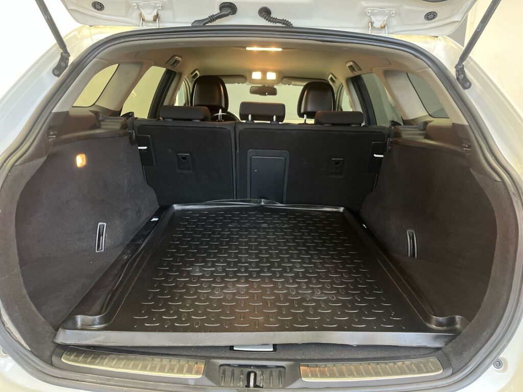 Toyota Avensis 2013 Valkoinen