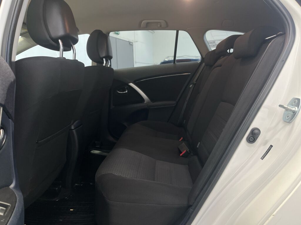 Toyota Avensis 2013 Valkoinen