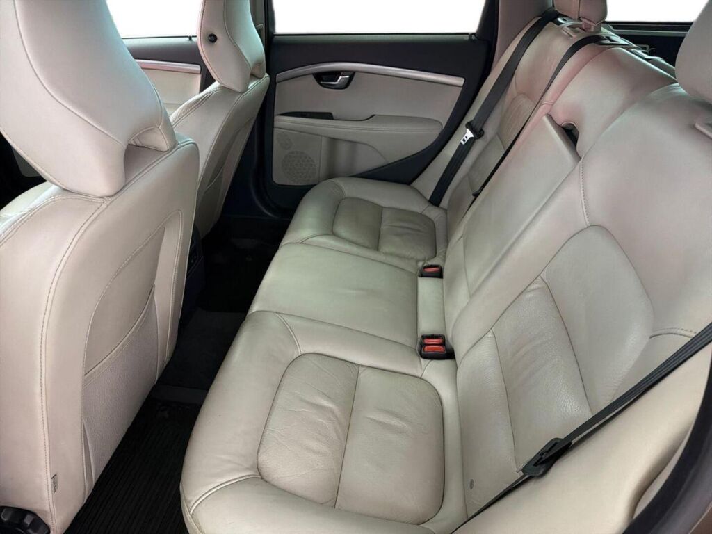 Volvo V70 2013 Ruskea (beige)