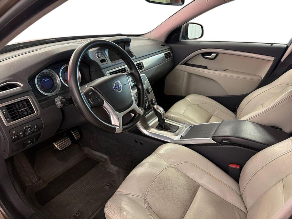 Volvo V70 2013 Ruskea (beige)