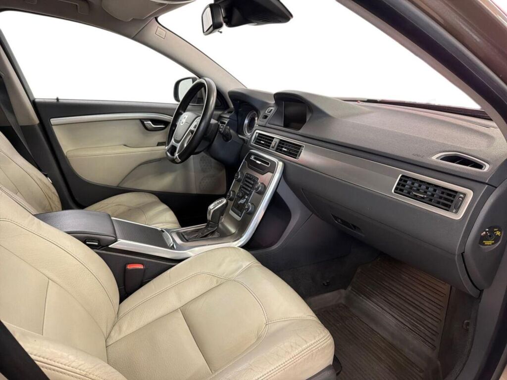 Volvo V70 2013 Ruskea (beige)
