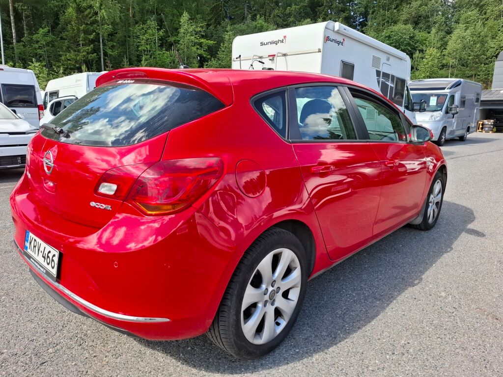 Opel Astra 2013 Punainen
