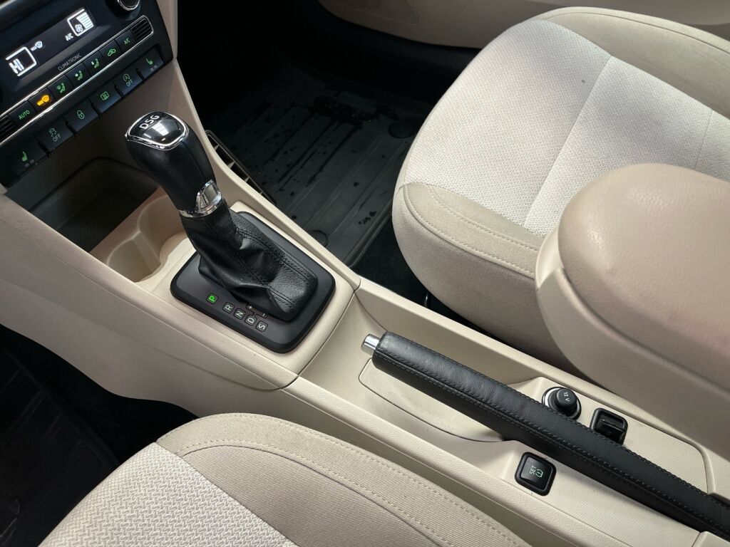 Skoda Rapid 2013 Punainen