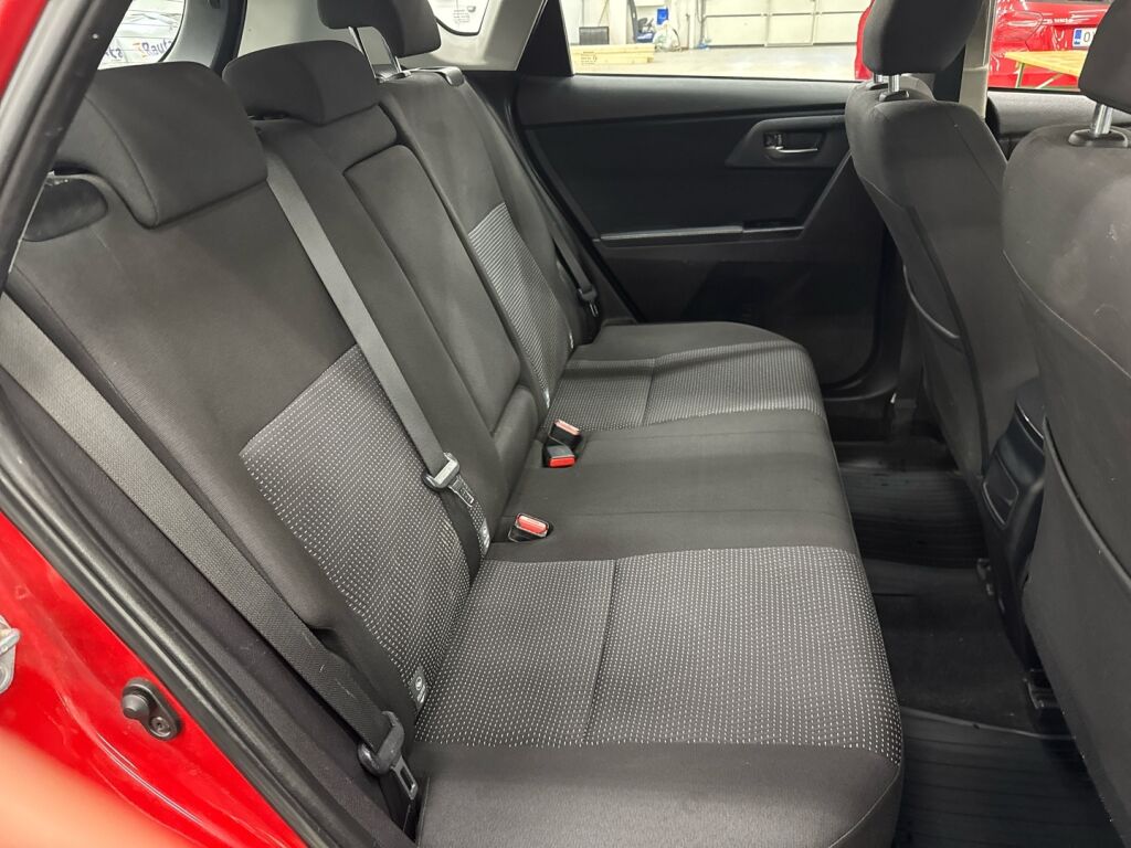 Toyota Auris 2013 Punainen