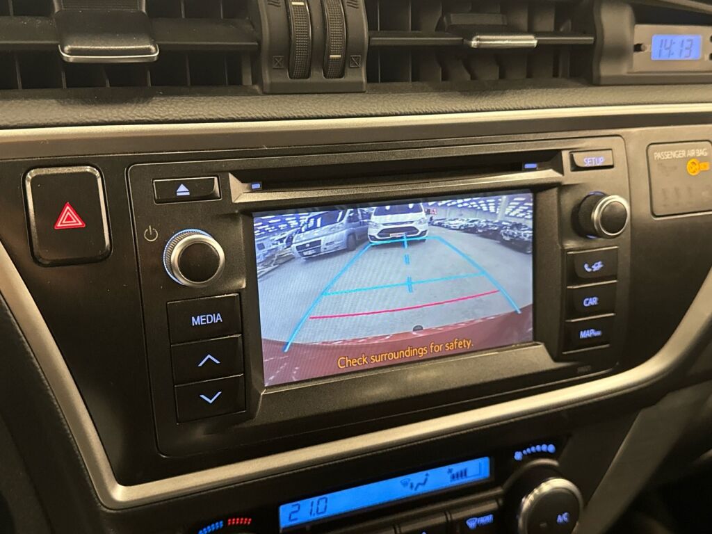 Toyota Auris 2013 Punainen