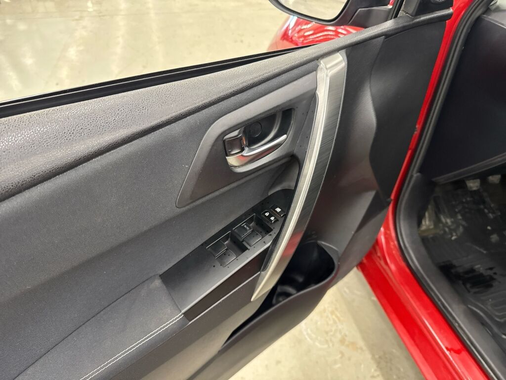 Toyota Auris 2013 Punainen