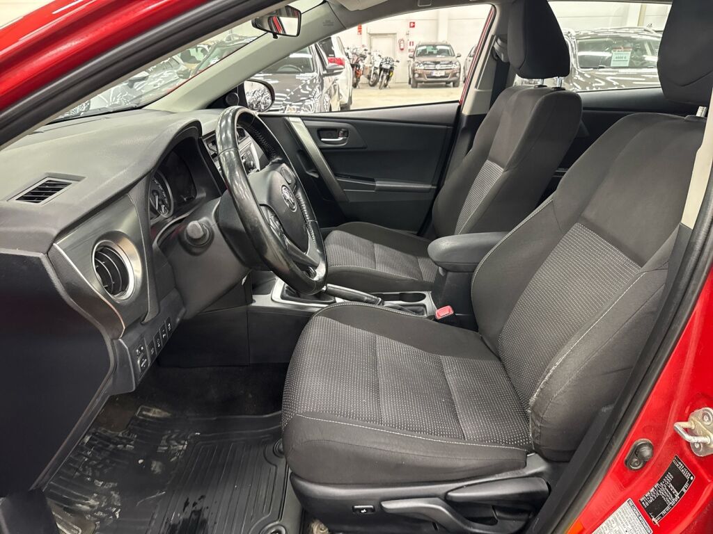 Toyota Auris 2013 Punainen