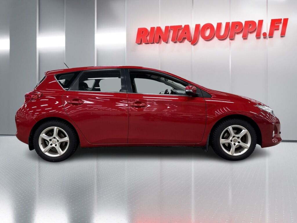 Toyota Auris 2013 Punainen